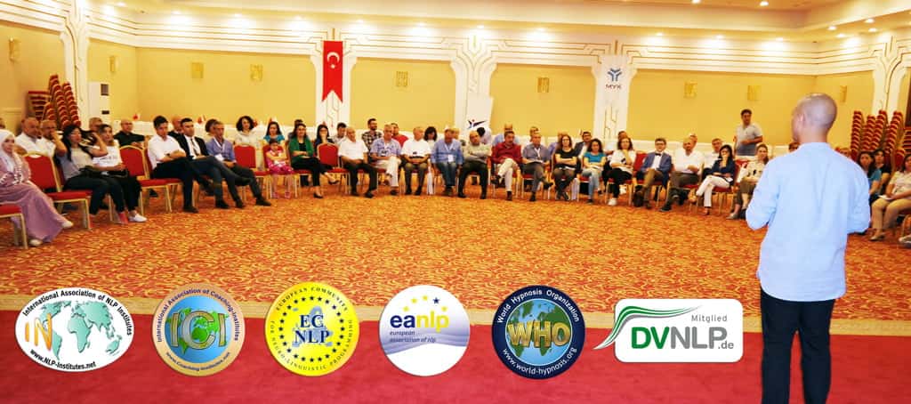 Taşkın Köksalan'ın katılımcılarla gerçekleştirdiği eğitim çalışması